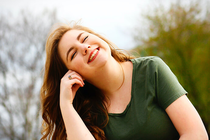 "Was mir gefällt ist, dass man hier selbst mitgestalten kann. Wir setzen uns regelmäßig zusammen, überlegen was verbessert werden könnte und probieren einfach aus. Auf die Unterstützung der Kollegen ist immer Verlass." - Nadja, Pflegekraft