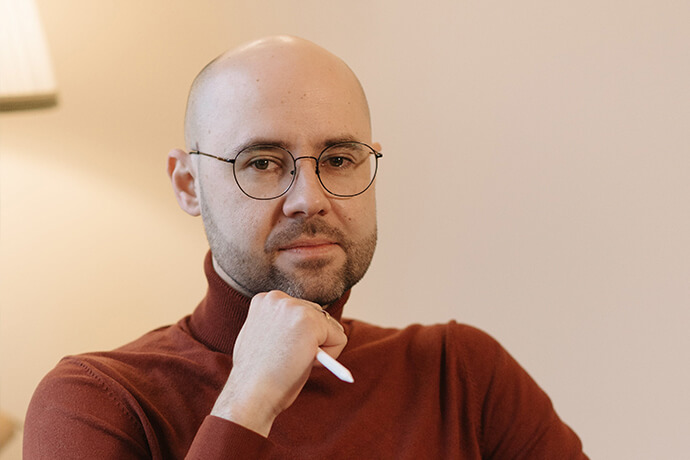 "Nach einem Burnout brauchte ich einen ruhigeren Job. Hier stimmt für mich einfach der Fokus auf Menschlichkeit. Endlich kann ich wieder mit meinem ganzen Herzen dabei sein." - Lukas, Krankenpfleger